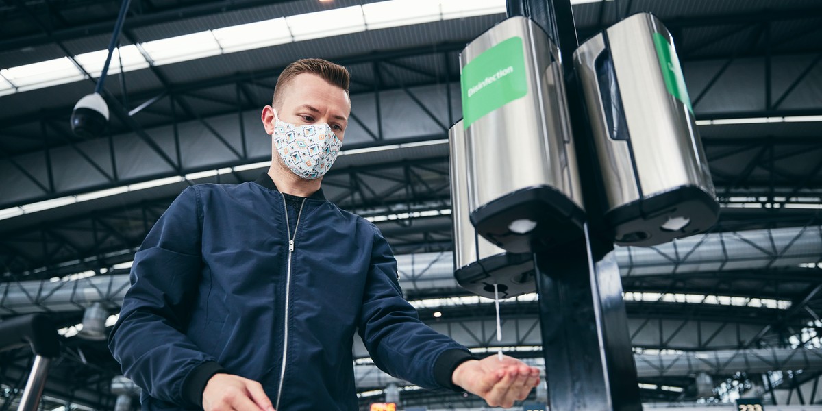 W obecnych czasach dezynfekcja rąk jest bardzo ważnym elementem zachowania higieny osobistej. Świetnym rozwiązaniem są stacje do bezdotykowej dezynfekcji dłoni.  Dowiedz się dlaczego i poznaj parametry oraz ceny  urządzeń tego typu