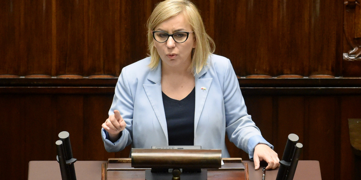 Minister Paulina Hennig-Kloska zapowiedziała odmrożenie cen energii i specjalne bony dla najuboższych. 