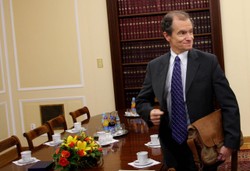 B. ambasador USA w Polsce wylicza: Mamy kult przywódcy, gloryfikację przemocy, fantastyczne pretensje...