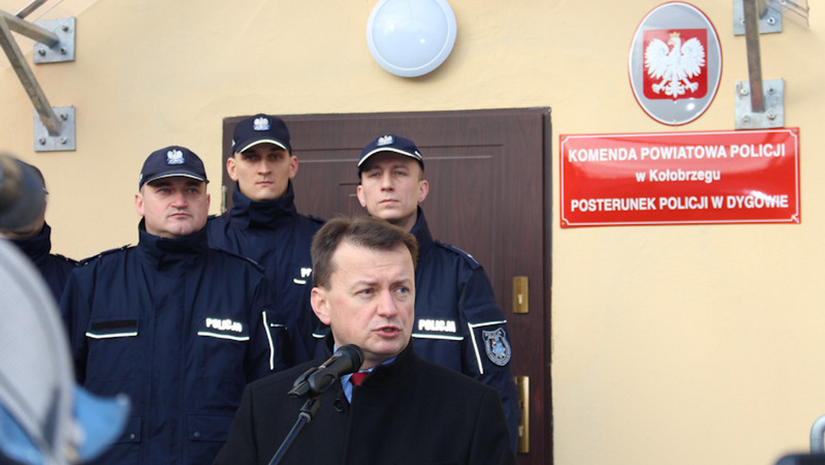 Wczoraj minister MSWiA po ponad 10 latach otworzył ponownie komisariat policji w Dygowie w powiecie kołobrzeskim. Mariusz Błaszczak zapowiada również, że w przyszłym roku na wyposażeniu policjantów pojawią się pierwsze kamery przy mundurach.