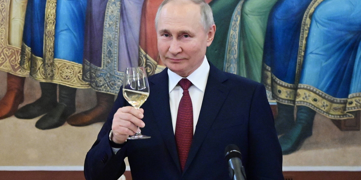 Władimir Putin wznoszący toast podczas wizyty Xi Jingpinga w Rosji