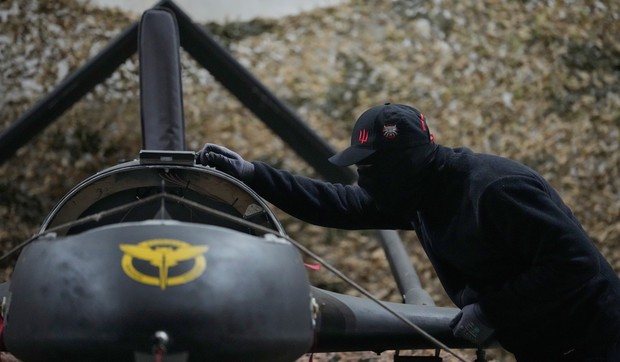 Ukrajinski obaveštajci pripremaju jednosmerni dron na nepoznatoj lokaciji u Ukrajini 28. maja
