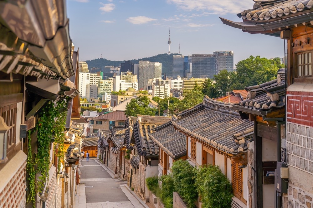 Tradičné domčeky hanok v Bukchon Hanok Village, Soul.