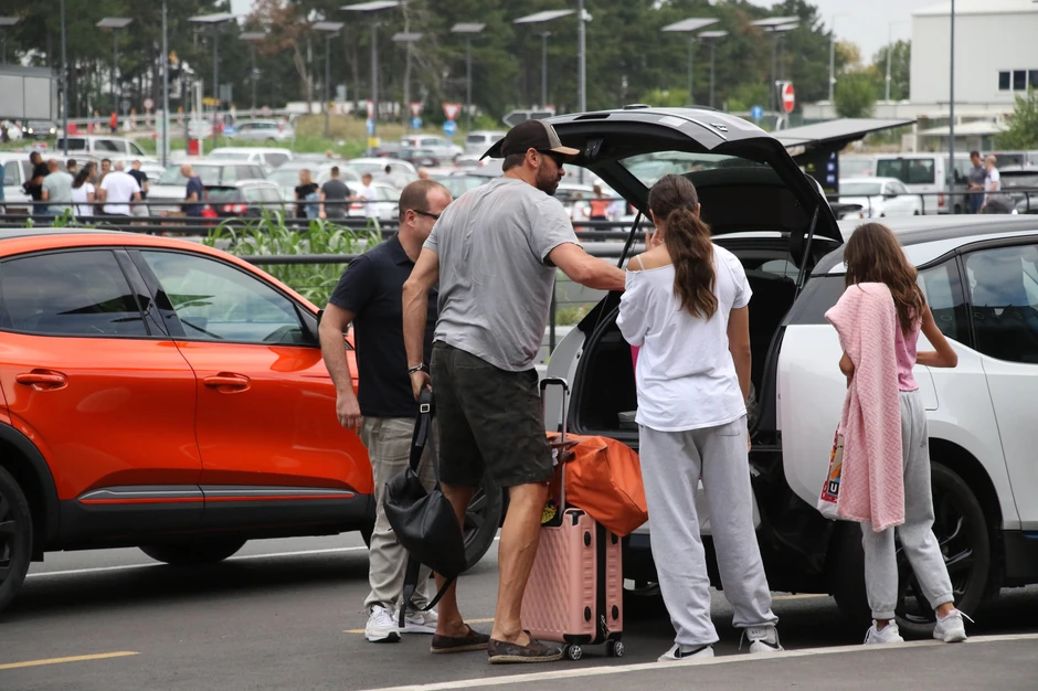 Marko Jarić stigao sa ćerkama u Srbiju
