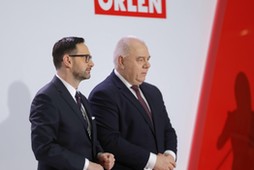 Prezes zarządu PKN ORLEN Daniel Obajtek i wicepremier, minister aktywów państwowych Jacek Sasin.