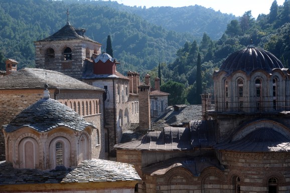 OVAKO SE MONASI SA HILANDARA SPREMAJU ZA USKRS Srbi oduševljeno dele i komentarišu fotografije iz kuhinje manastira (FOTO)