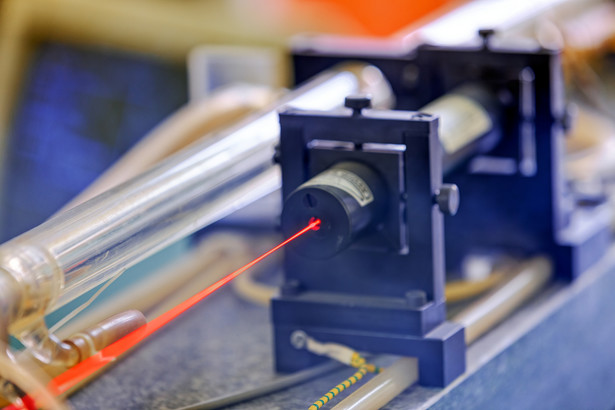 Czerwony laser na stole optycznym