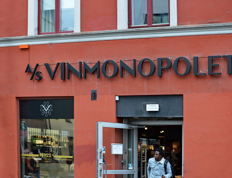Sklep monopolowy sieci Vinmonopolet w Oslo, Norwegia