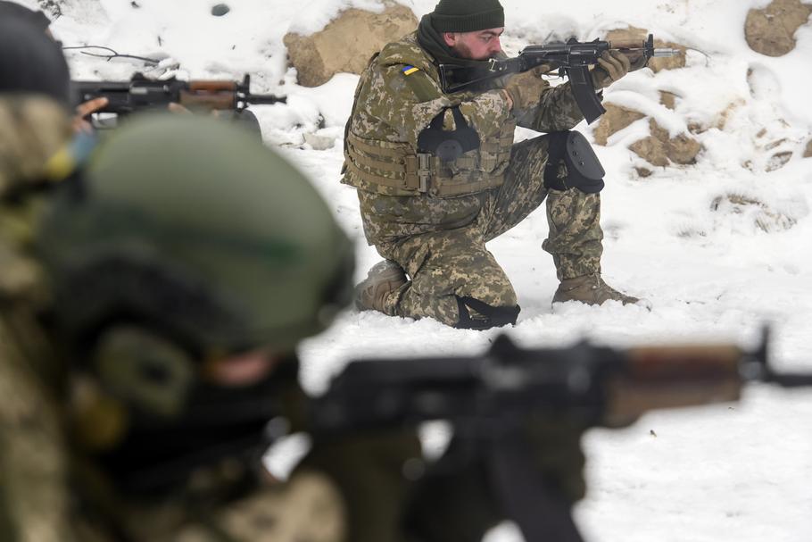 Żołnierze ukraińscy podczas ćwiczeń (zdjęcie ilustracyjne)