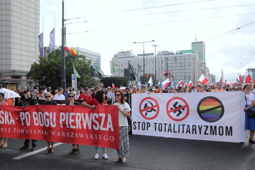 Uczestnicy Marszu Powstania Warszawskiego w 2021 r.