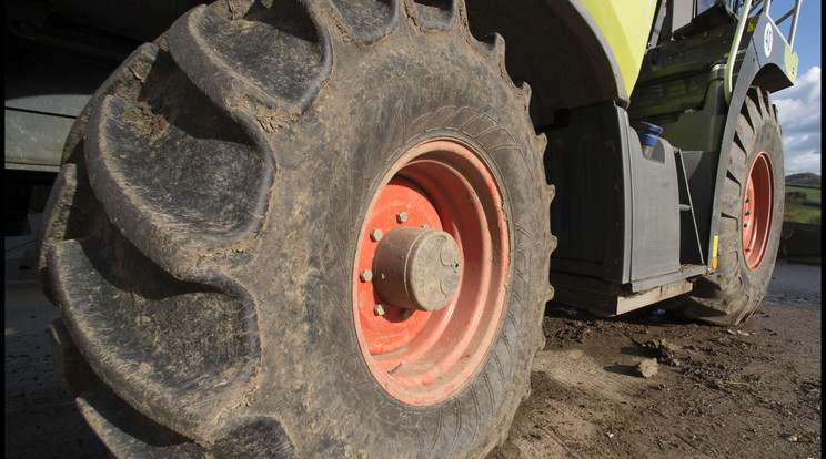 A megindult traktor kerekei közé került a sofőr, akit a baleset után súlyos sérülésekkel vittek be a kórházba / Illusztráció: Northfoto