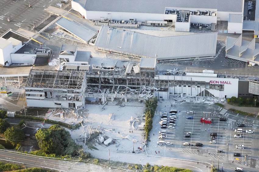 Ljudi su zarobljeni u tržnom centru posle razornog zemljotresa u Japanu