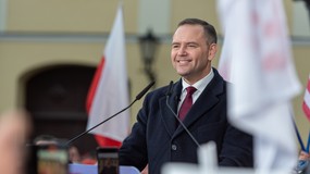 Większość Polaków chce podpisu pod ustawą SAFE. Prezydent w trudnym położeniu