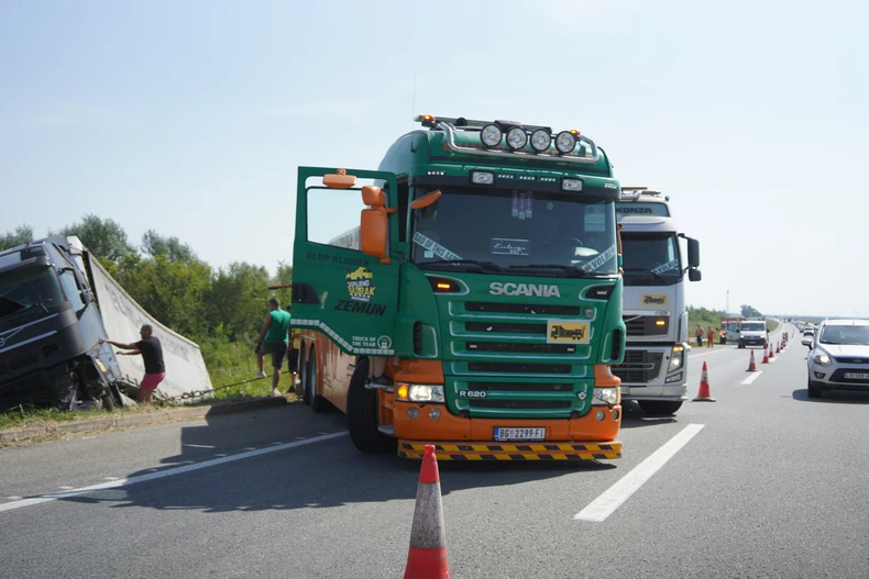 Obe trake zatvorene za saobraćaj
