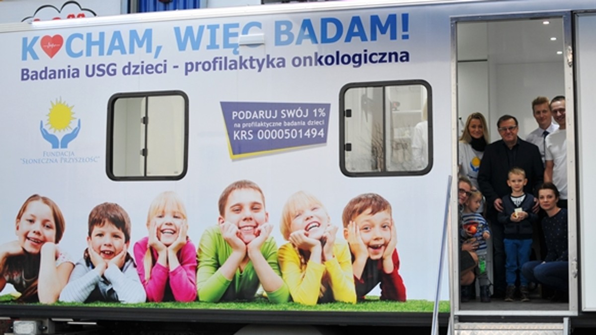 Ambulans fundacji "Słoneczna Przyszłość" odwiedzi kolejne świętokrzyskie miasta. Pod koniec przyszłego tygodnia w ramach profilaktycznej akcji "Kocham, więc badam!" z bezpłatnych badań przesiewowych będą mogły skorzystać dzieci z Pińczowa i Jędrzejowa. Jest tylko jeden warunek – trzeba się zarejestrować.