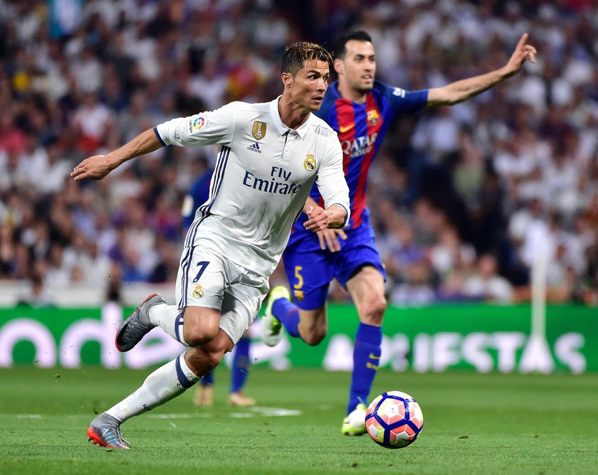 Real Madrid's Karim Benzema in action with Barcelona's Gerard Pique and Sergi Roberto