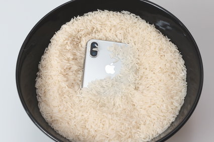 Mokry iPhone? Apple obala ryżowy mit