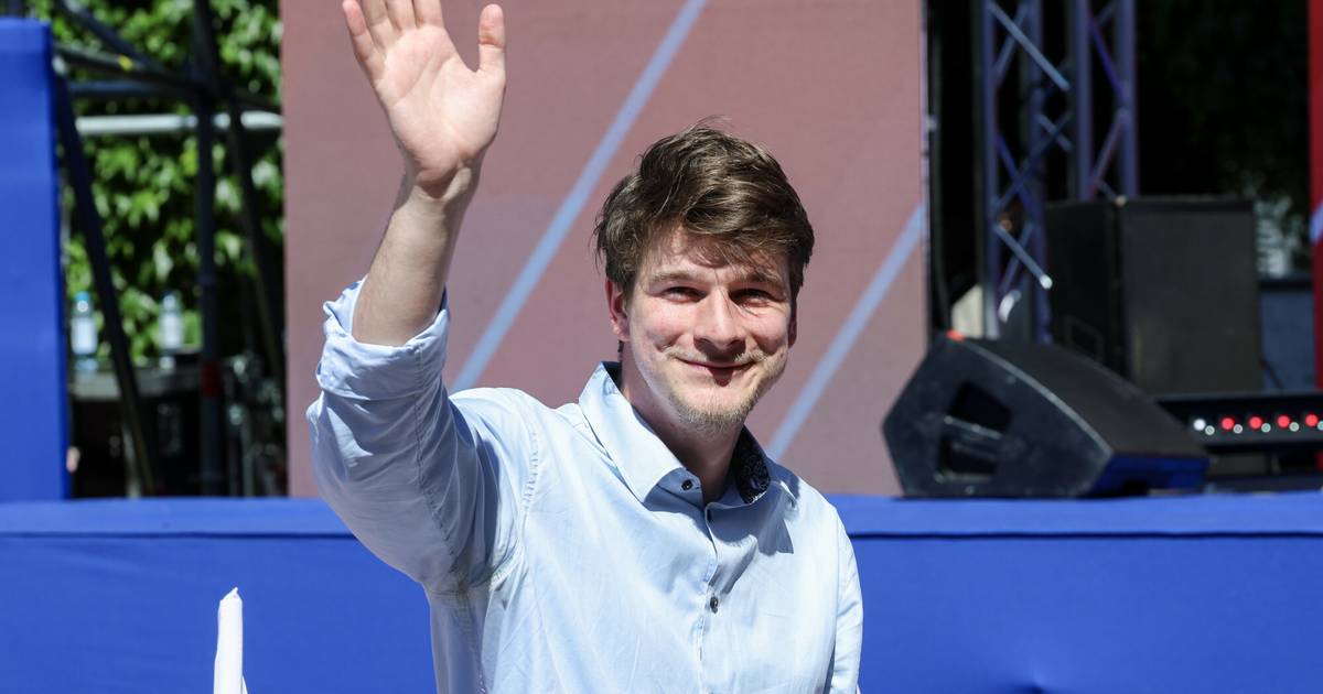 Najpierw ojciec, teraz syn. Daniel Nawrocki przyłapany na używaniu snusów