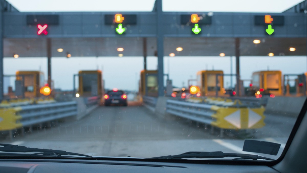 Samoobsługowe bramki uruchomiła na placach poboru opłat autostrady A4 w Mysłowicach i Balicach spółka Stalexport Autostrada Małopolska. Umożliwiają rozliczanie się za przejazd autostradą bez pomocy inkasenta, za pomocą kart bankowych, paliwowych i flotowych.