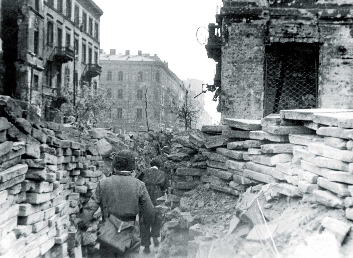 Warszawa, ul. Marszałkowska róg Pięknej, ok. 20 sierpnia 1944 r.