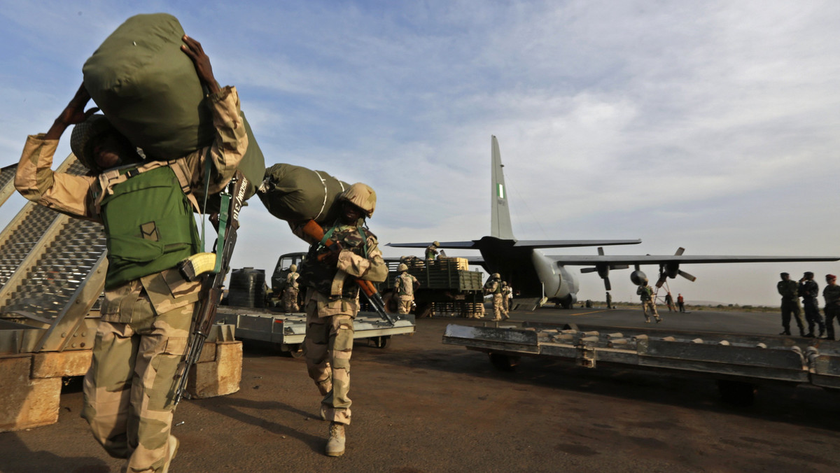 Francuscy żołnierzy odnieśli pod koniec tygodnia pierwsze zwycięstwa w wojnie lądowej z malijskimi dżihadystami. Zbyt nieliczni jednak, by ruszyć za nimi w pościg, muszą poczekać aż dołączą do nich mitrężący żołnierze z krajów Afryki Zachodniej.