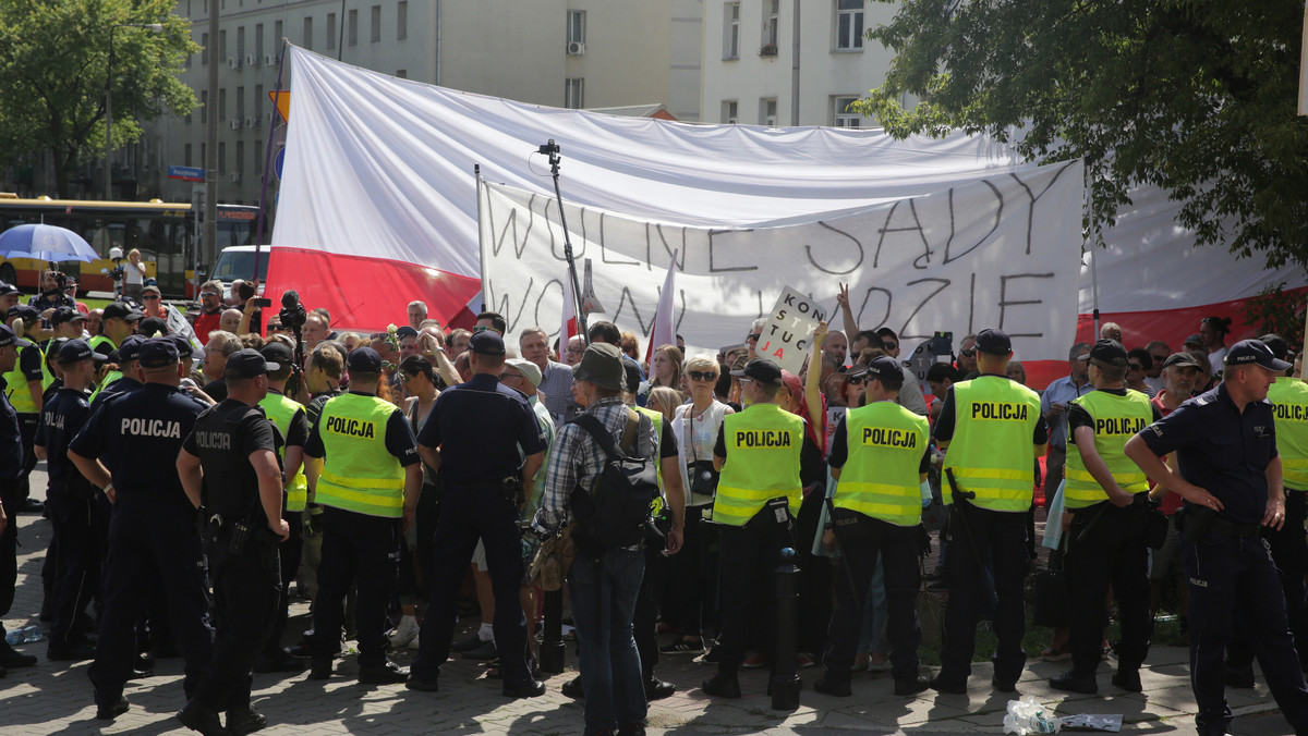 Policja interweniowała wobec kilku osób zakłócających porządek na ulicy Nowogrodzkiej w Warszawie, gdzie podczas spontanicznego zgromadzenia zaczęto używać urządzeń nagłaśniających - poinformowała Komenda Stołeczna Policji.