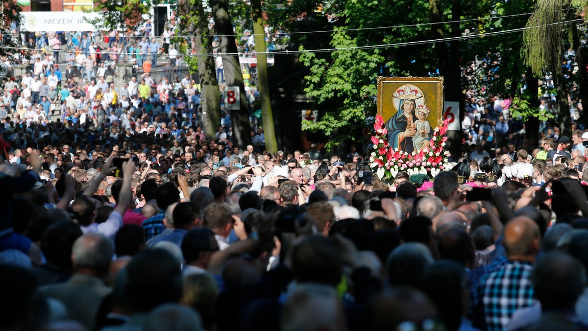 O pomoc frankowiczom i wolne od pracy niedziele zaapelował metropolita wrocławski arcybiskup Józef Kupny podczas Pielgrzymki Mężczyzn i Młodzieńców w Piekarach Śląskich. Podkreślił, że obydwa te problemy dotyczą rodziny.