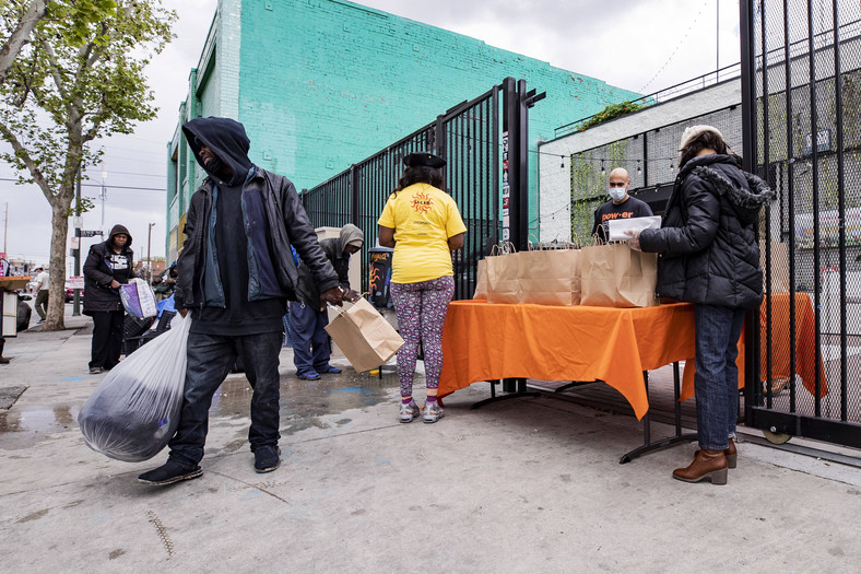 Los Angeles, bezdomny odbiera paczkę żywności. 2020 r.