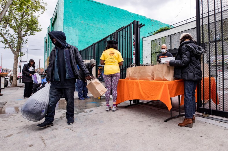 Los Angeles, bezdomny odbiera paczkę żywności. 2020 r.