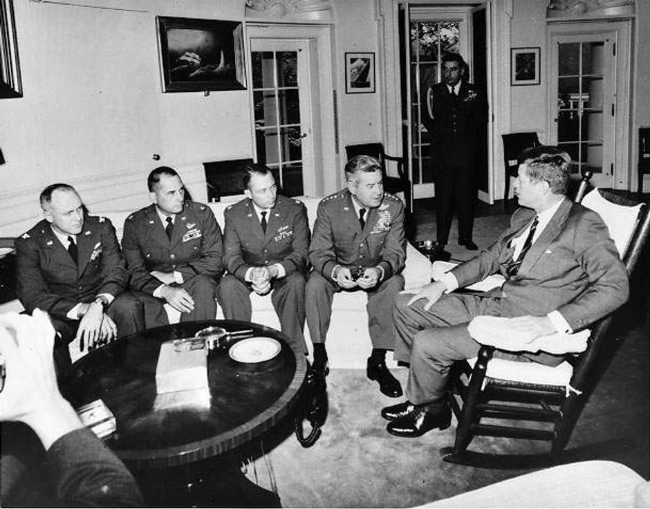 Tadašnji predsednik SAD Džon Kenedi na sastanku sa pilotima  predvođenim generalom Kurtisom Li Mejom, koji su otkrili sovjetske planove na Kubi