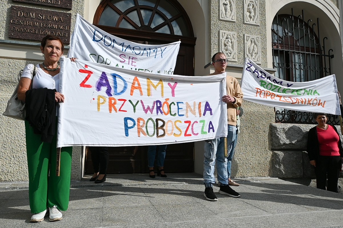 Wierni protestują w Legnicy: chcą przywrócenia proboszcza z Krzeszowa