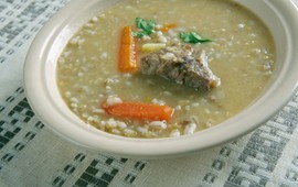 zapomniana-zupa-z-czasow-prl-podbija-nowoczesna-kuchnie-to-kulinarny-hit