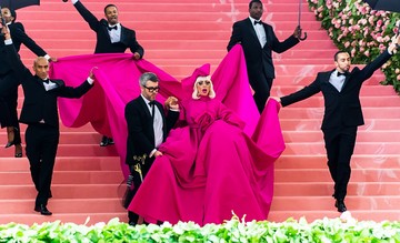 2019-ben, amikor házigazdák egyike volt, Lady Gaga megadta az este hangulatát lenyűgöző bevonulásával, aminek ez csak első Brandon Maxwell lookja volt