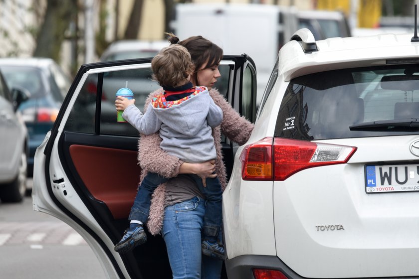 Olga Bołądź na spacerze z synkiem, mamą i psem