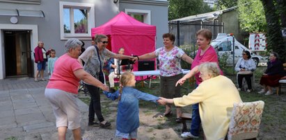 Seniorzy z Łodzi biorą sprawy w swoje ręce i... ożywiają podwórko przy ulicy 10 Lutego. Mają bramę z muralem, a nawet swój własny hymn! 