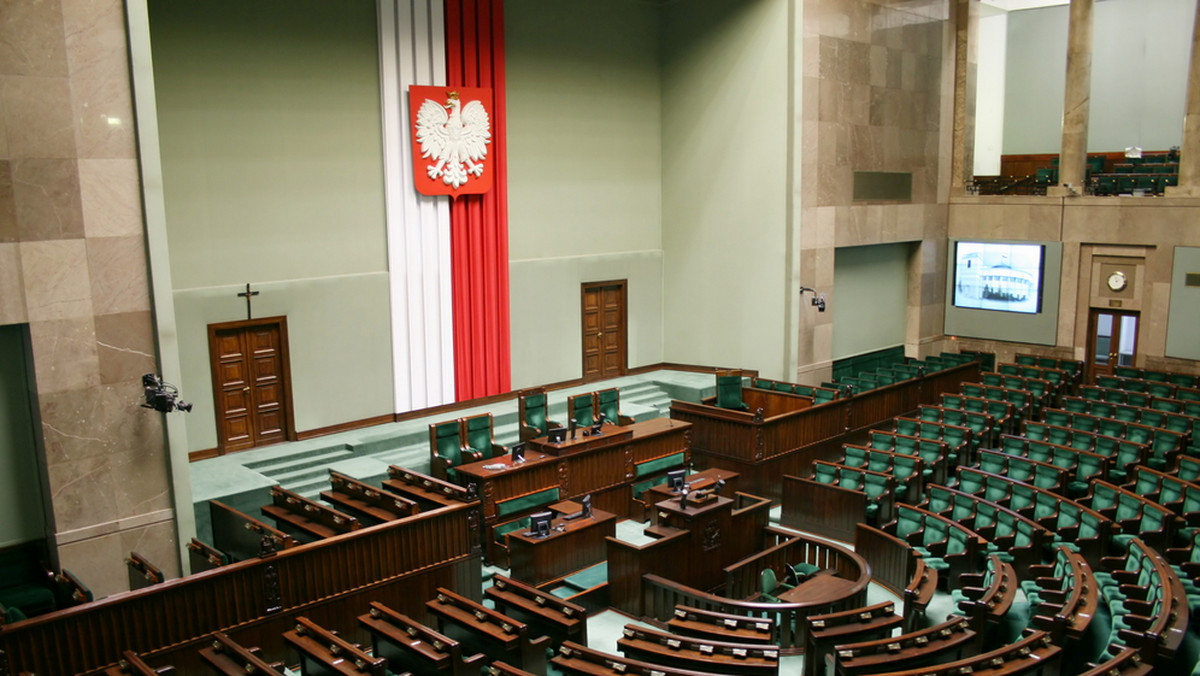 Sejmowa komisja jednogłośnie zarekomendowała przyjęcie poprawek Senatu do noweli prawa o zgromadzeniach, by wykreślić zapis o pierwszeństwie dla władz i Kościołów w wyborze miejsca i czasu zgromadzenia oraz wprowadzić do niej 14-dniowe vacatio legis.