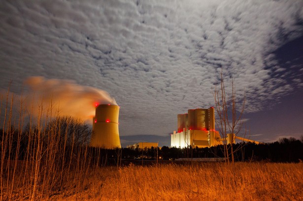 To przez unijną politykę klimatyczną największe w kraju firmy energetyczne, z PGE na czele, planują budowę w naszym kraju elektrowni jądrowych, jako że produkcja energii z uranu oznacza wielokrotnie mniejszą emisję CO2 niż w elektrowniach węglowych i gazowych