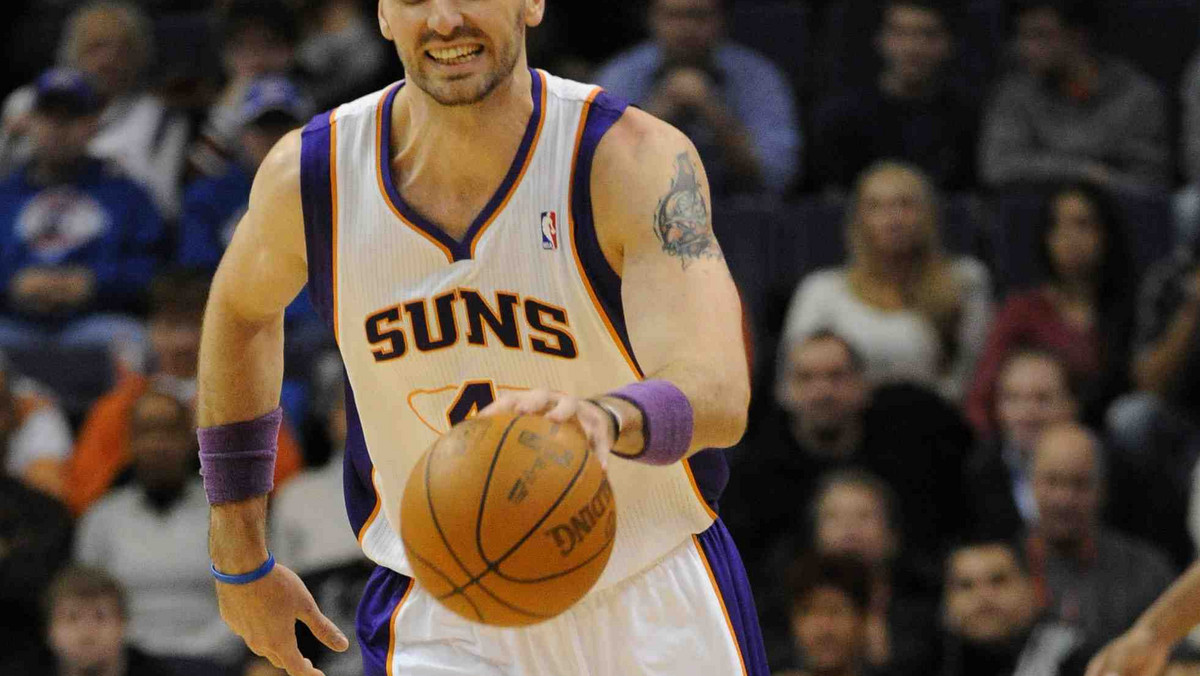 Philadelphia 76ers pokonali Phoenix Suns 105:95 (26:25, 35:22, 26:23, 18:25). Marcin Gortat tym razem zagrał mało i jego passa trzech spotkań z rzędu ze zdobyczami na poziomie double-double została przerwana. Dla Słońc była to druga przegrana z rzędu i dwudziesta trzecia w obecnym sezonie NBA.