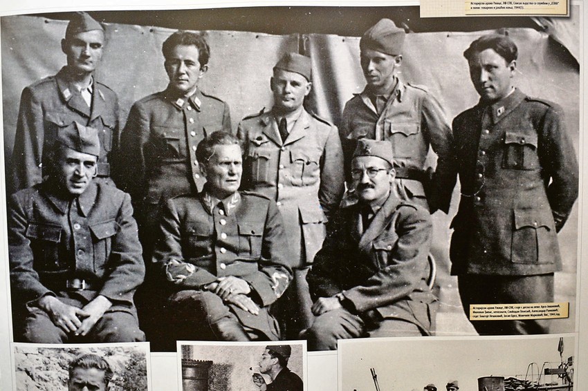 Vis 1944: (s leva)  Arsa Jovanović, Milovan Đilas, nepoznati saborac, Slobodan Penezić, Aleksandar Ranković. donji red:  Blagoje Nešković, Josip Broz, Momčilo Marković