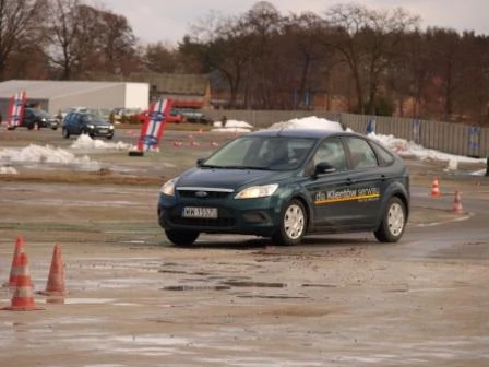 Z kobietą na drodze jest bezpieczniej