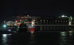 Światowa żegluga była pogrążona w chaosie jeszcze przed blokadą Kanału Sueskiego