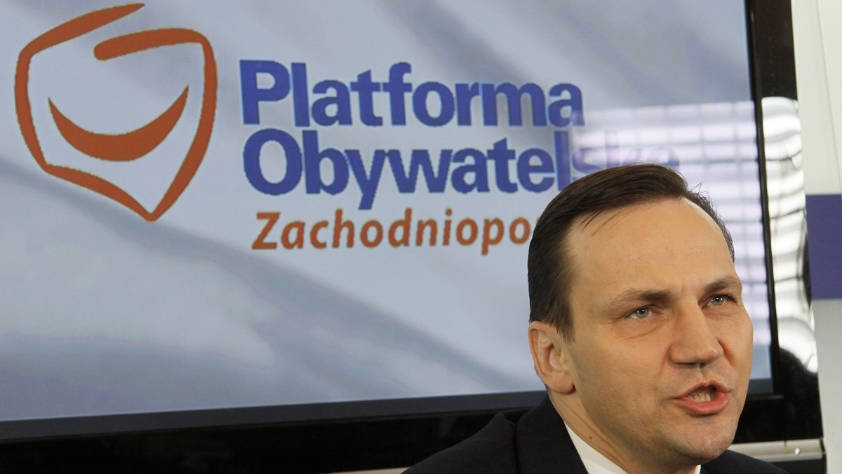 Radosław Sikorski odwołał dzisiejsze spotkanie z członkami Platformy Obywatelskiej. Wedle organizatora prekampanii ministra, kolidowało ono z obowiązkami ministra. Jednak jak dowiadujemy się w biurze kujawsko-pomorskiej PO, powód jest inny: występ w programie Tomasza Lisa w TVP2.