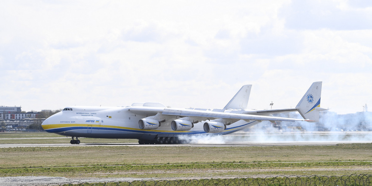 Antonow An-225 Mrija do Warszawy przywiózł ładunek środków ochrony osobistej dla personelu medycznego. Na Lotnisku Chopina wylądował tuż przed godz. 10. 