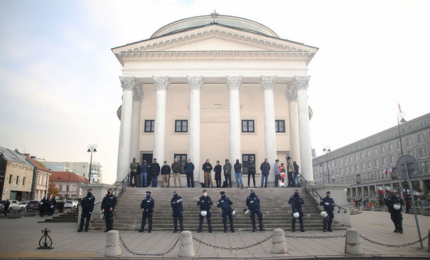 Policja na stołecznym pl. Trzech Krzyży