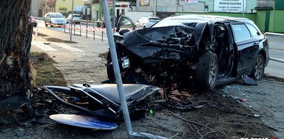 16-latek w audi wbił się w drzewo. W ciężkim stanie trafił do szpitala