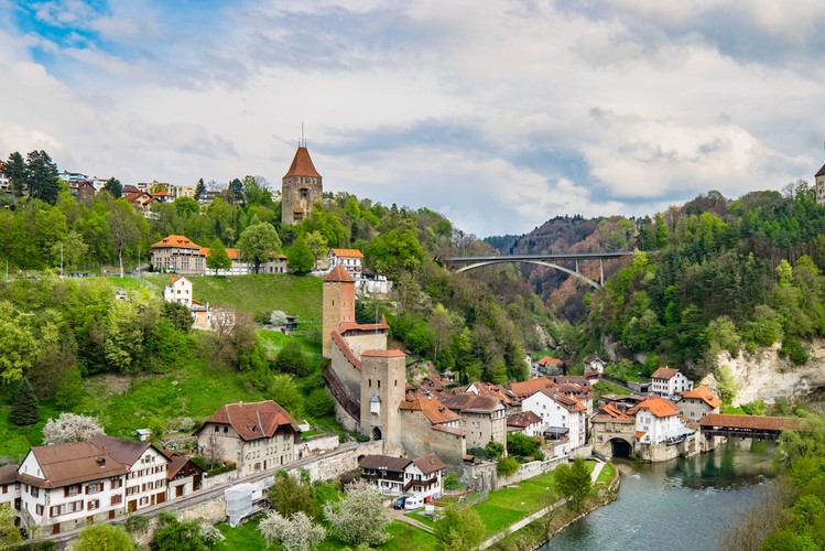 <strong>Fryburg</strong>
<br></br>
Fryburg leży na styku dwóch regionów etnicznych i językowych, których granicę wyznacza Sarine. Wiele miejscowości leżących nad tą rzeką poniżej Fryburga posiada podwójne nazwy: na lewym brzegu francuskie, a na prawym niemieckie. 
<br></br>
Znajduje się tu bardzo dobrze zachowane średniowieczne Stare Miasto, otoczone pozostałościami dawnych murów obronnych. W mieście szereg cennych przykładów architektury, m.in. gotycka katedra św. Mikołaja zbudowana w latach 1283–1490, znana z witraży Józefa Mehoffera. 
<br></br>