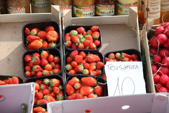 Truskawki na ryneczku w Gorzowie kosztują 25 złotych za kilogram!