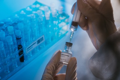Koronavírus: a Pfizer novemberben kéri a vakcina engedélyezését