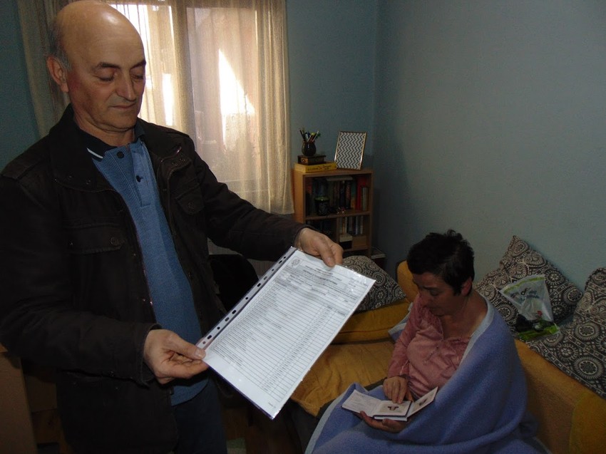 Otac Slobodan Petrović i majka Zora gledaju indekse i diplome nastradalih ćerki Milice i Marije