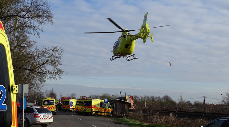 Mentőhelikopter száll fel egy kisiklott, felborult vonat mellett Mindszent belterületén, a balesetben többen megsérültek és többen a helyszínen meghaltak./Fotó:MTI/Donka Ferenc